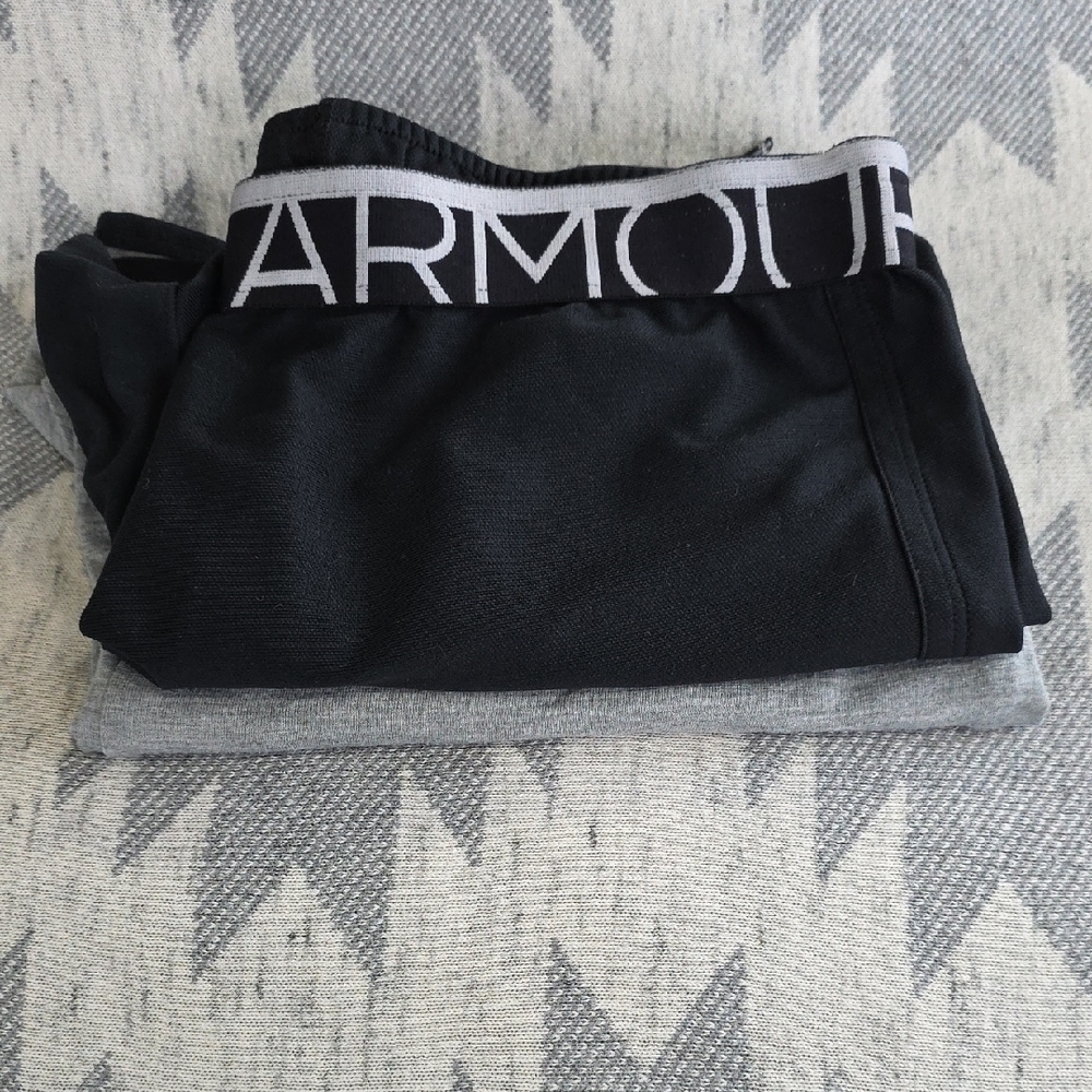 Under Armour Medium Black Athletic Shorts And Medium Heather Gray Cloth Shorts - Picture 12 of 12